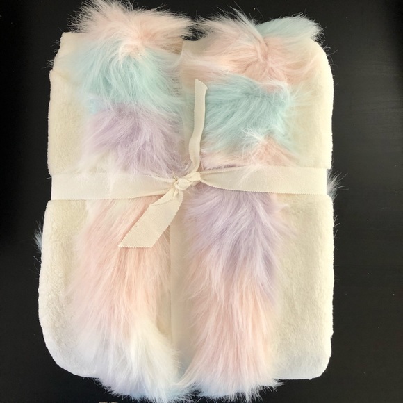 New PB Teen faux fur hooded unicorn robe - Picture 5 of 7